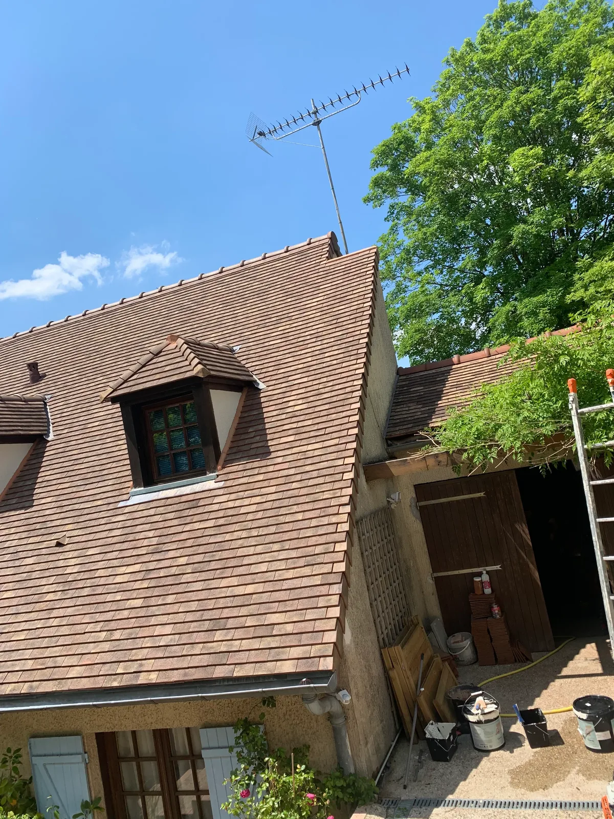 Toiture en tuiles entièrement rénovée par Reinard Rénov dans les Yvelines